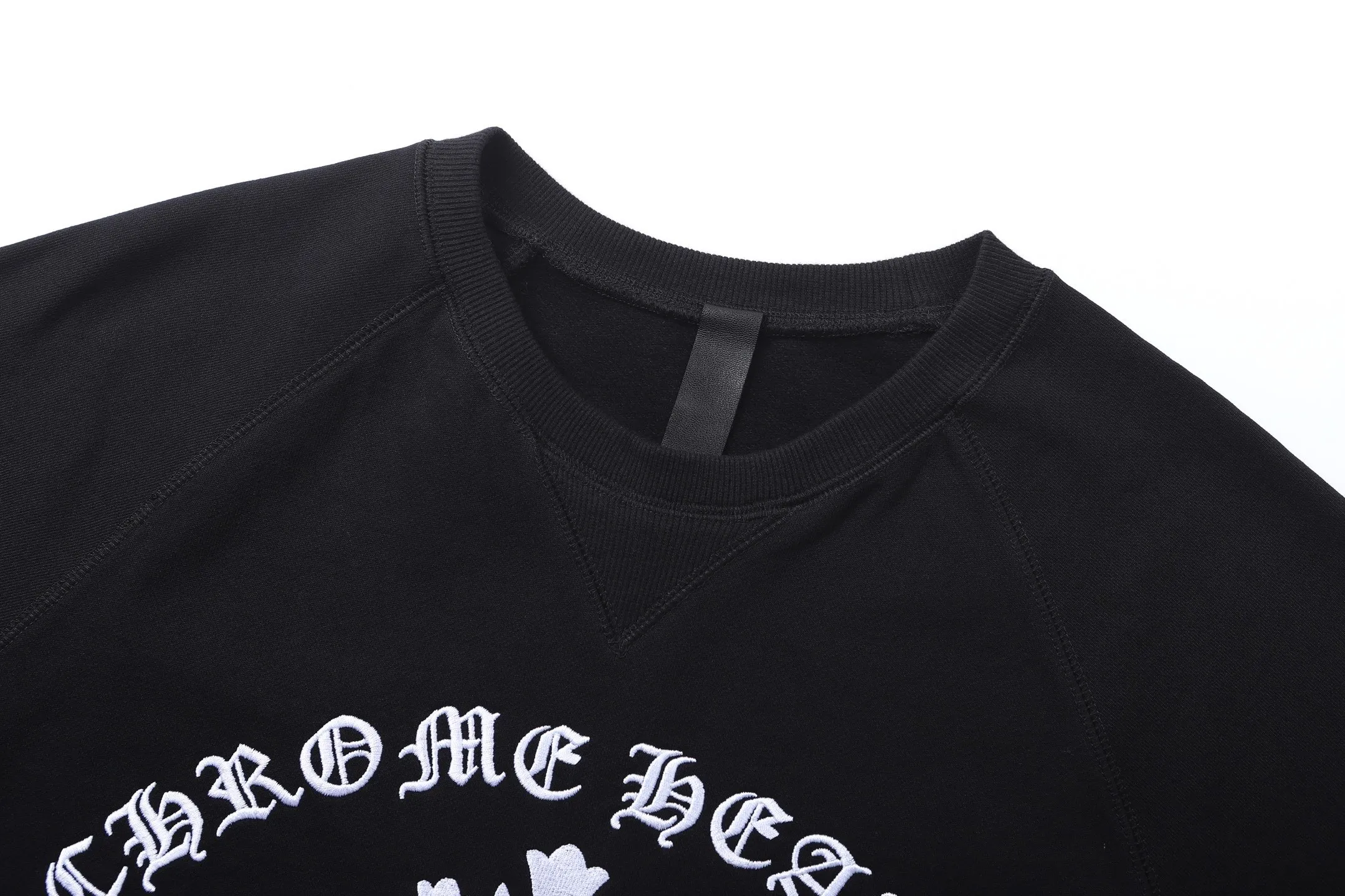 🅿️430 [Exclusive supply] CH Crow Heart Sanskrit Cross Round Neck Sweatshirt The original version was purchased for 12,000 and developed. The fabric is made of 380g Korean cotton and linen sweatshirt 100% cotton. The ribs are made of 380g 2*2 matching high-end fashion brand ribs. The cloth is fermented and washed. Imported embroidery. Customized 1:1 hardware. Customized 1:1 leather label. Customized 1:1 trademark. Loose version. The overall wiring is straight and delicate. The fabric is comfortable and soft. The color is consistent and has no color difference. It can be matched with the same style to create a fashionable look, and can be used in various occasions. Customized accessories, complete with three standards, the same style for men and women. Size:S-M-L-XL